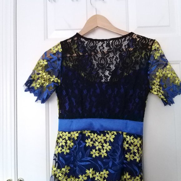 YYFS  BLUE & YELLOWS EMBROIDERY FLOWER DESIGN DRESS SIZE M   NEW - Picture 3 of 10